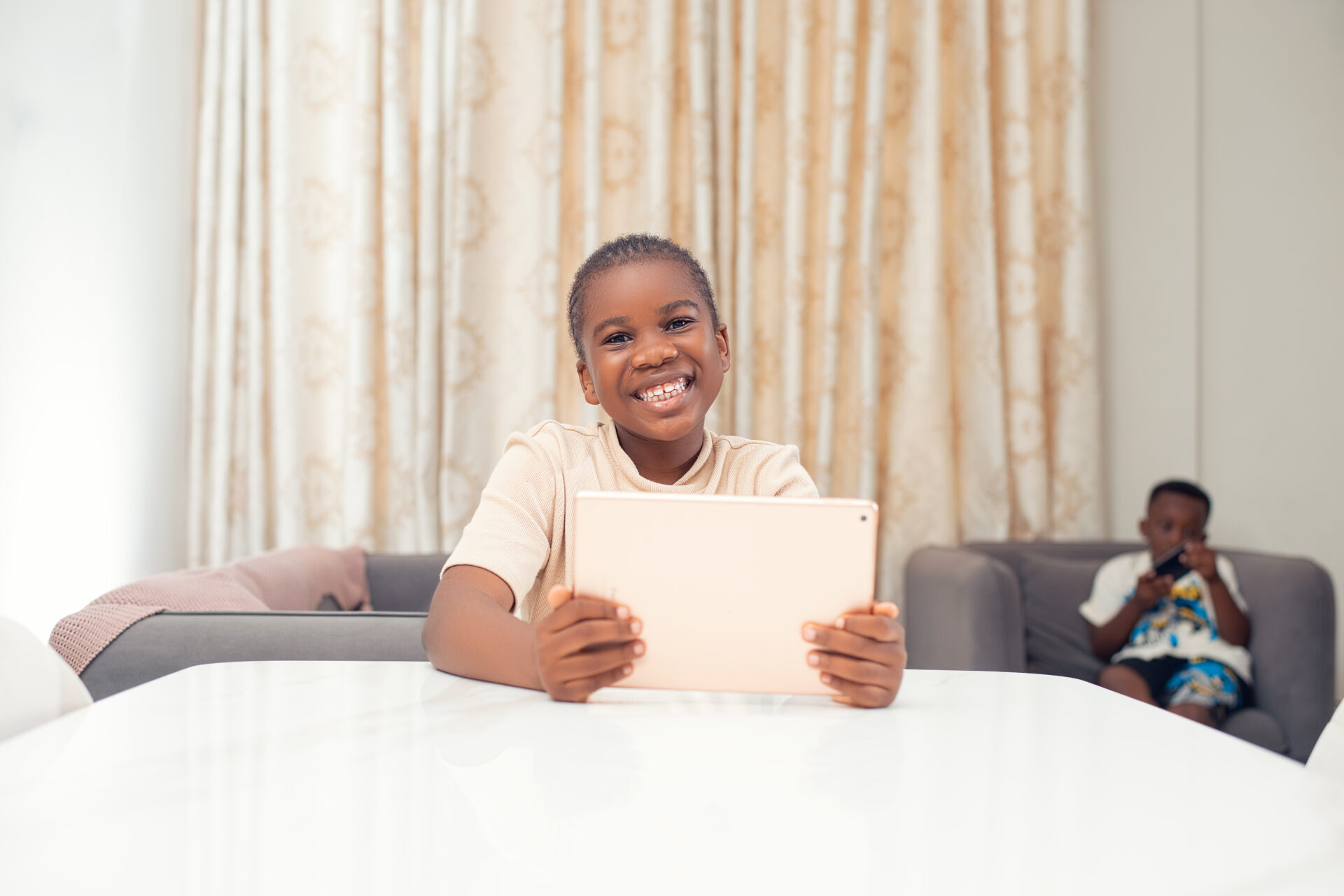 une-enfant-souriante-avec-une-tablette