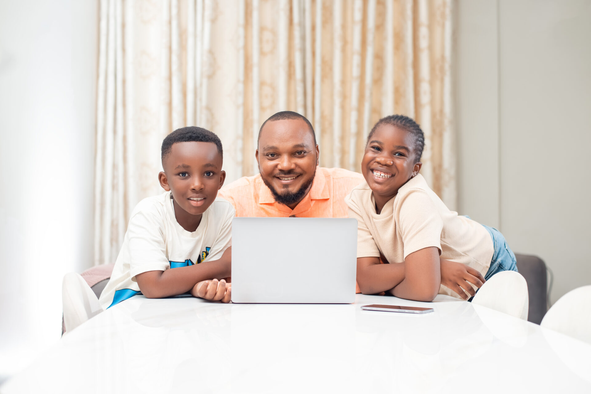 une-famille-africaine-noire-heureuse-autour-dune-table-dans-un-salon