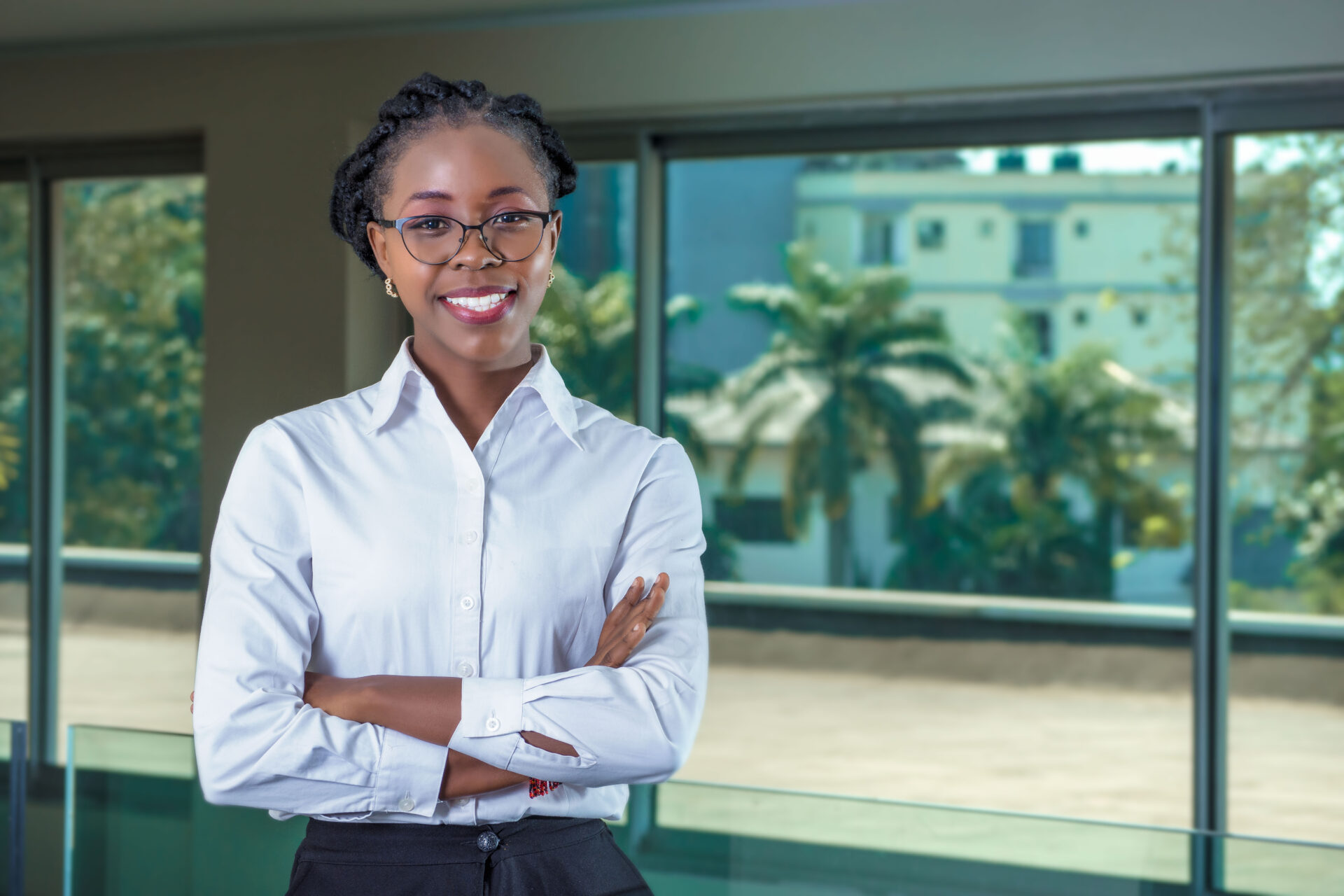 une-jeune-femme-professionnelle-noire-au-travail-en-gros-plan-qui-sourit-et-croise-les-bras