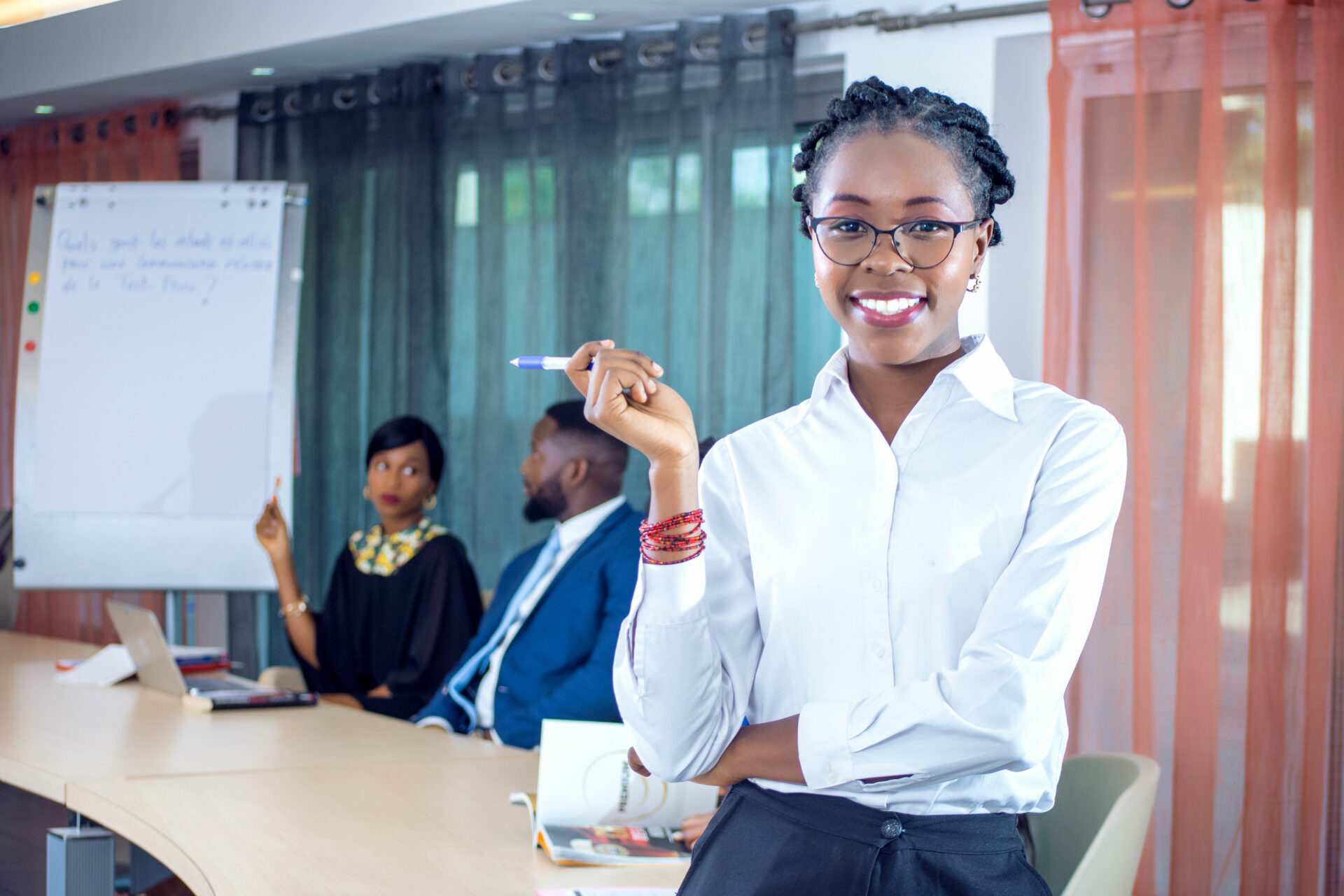 une-femme-professionnelle-au-travail-en-gros-plan-qui-sourit-dans-une-reunion