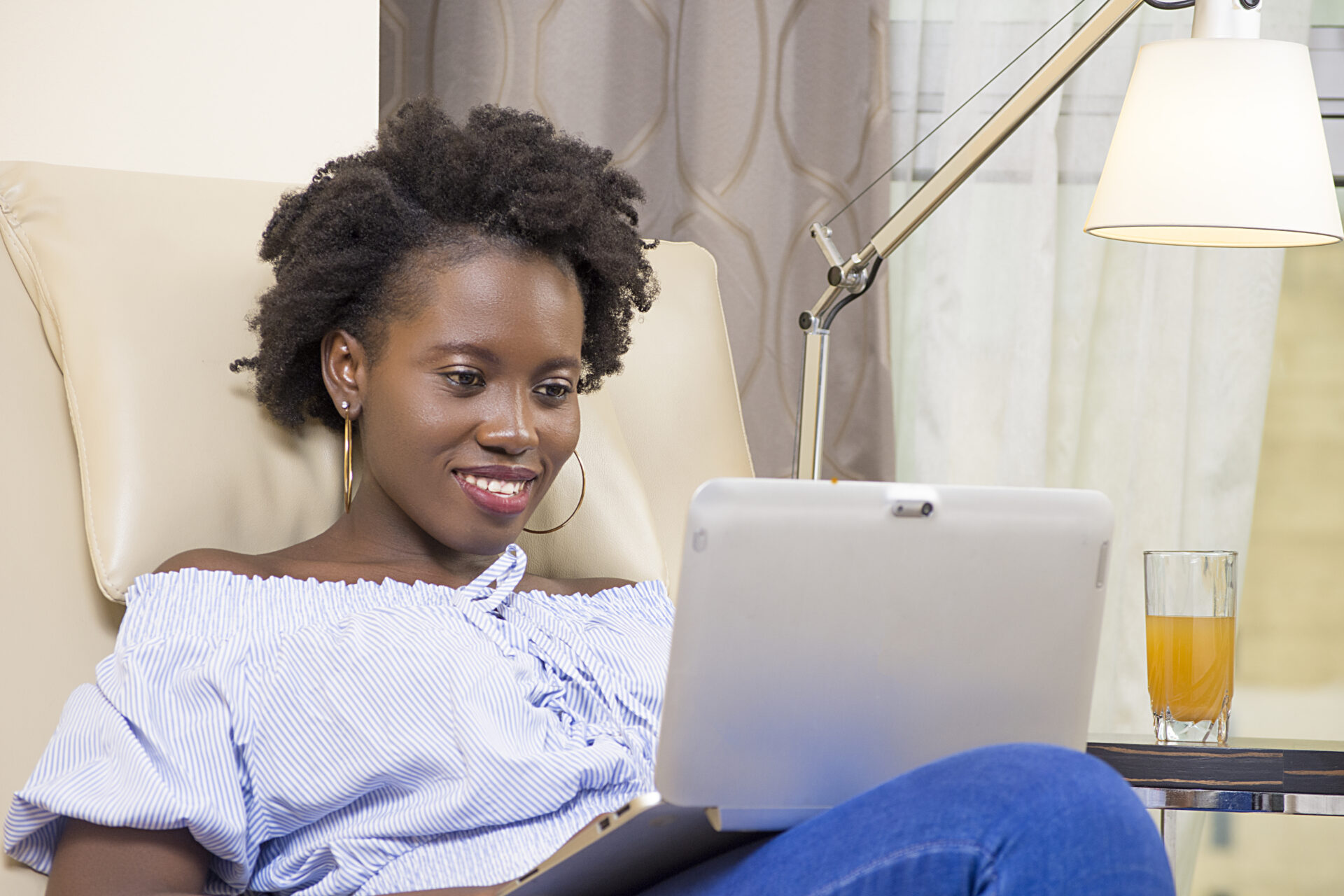 une-femme-noire-africaine-assise-devant-un-ordinateur-en-souriant