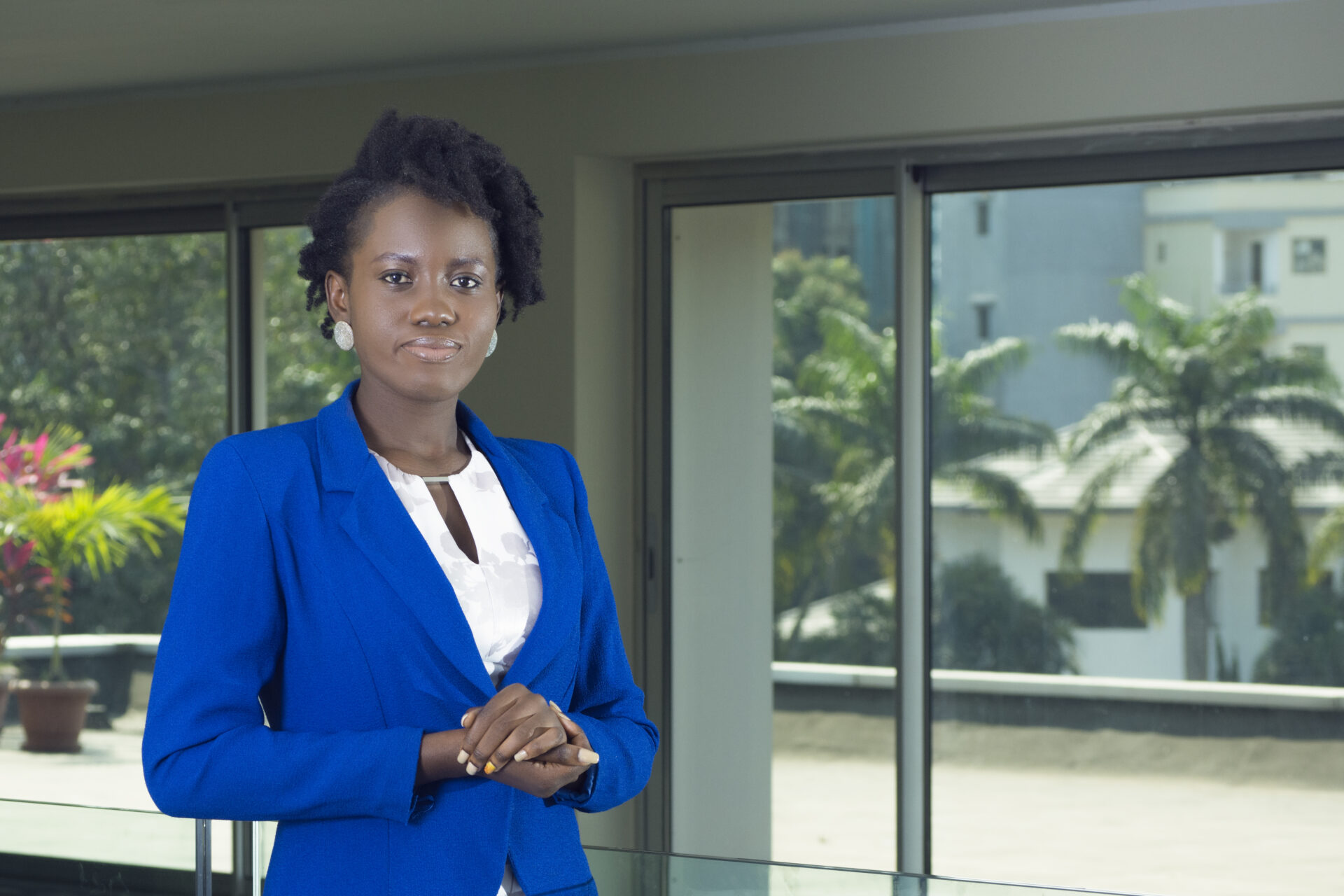 portrait-dune-jeune-femme-professionnelle-noire-africaine-qui-croise-les-mains