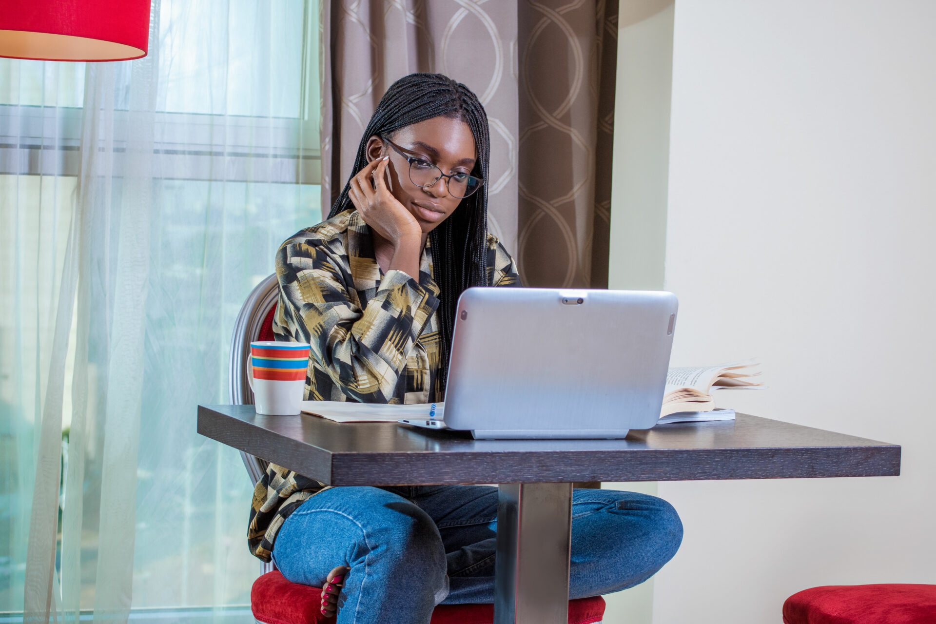 une-etudiante-ou-eleve-africaine-noire-assise-a-son-bureau-devant-son-ordinateur