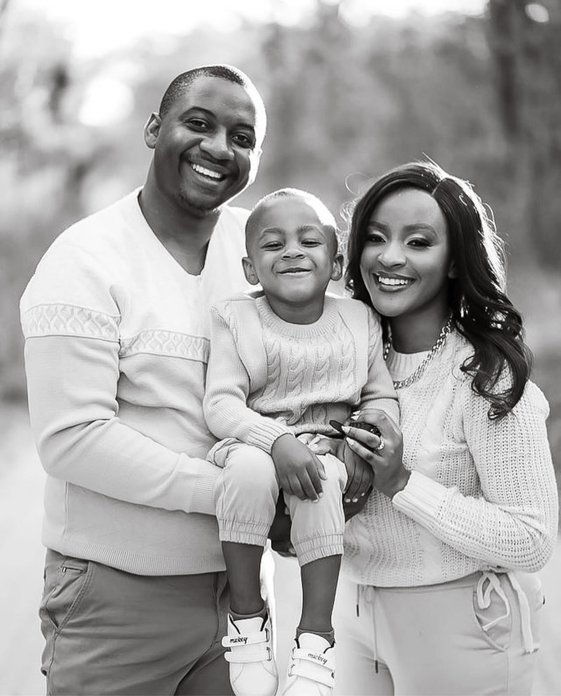 portrait-en-noire-et-blanc-dune-famille-noire-africaine-qui-sourit