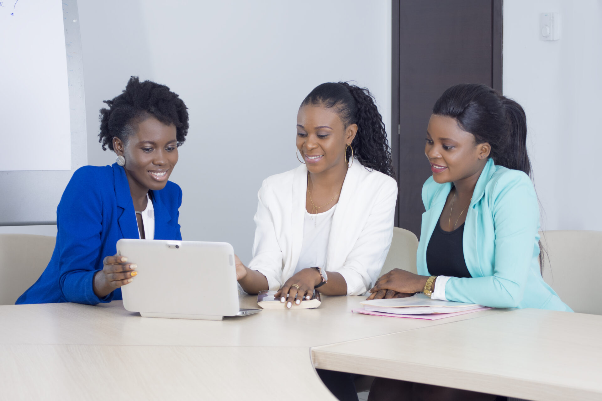 reunion-de-travail-entre-femmes-noires-africaines