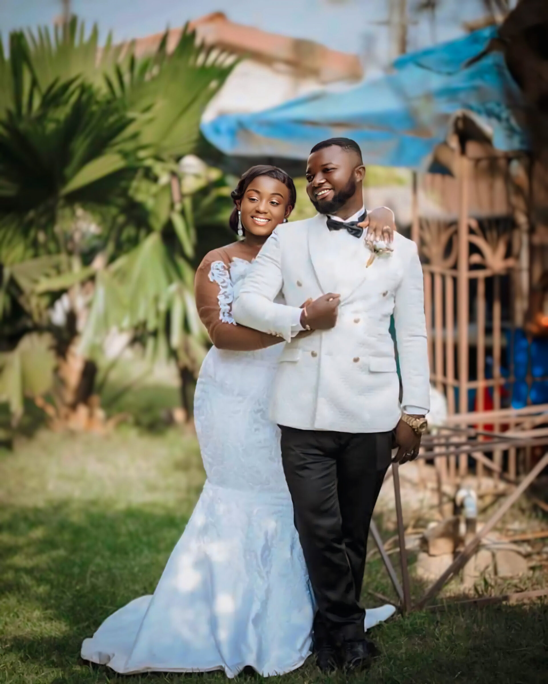 un-jeune-couple-de-maries-qui-celebrent-leur-mariage