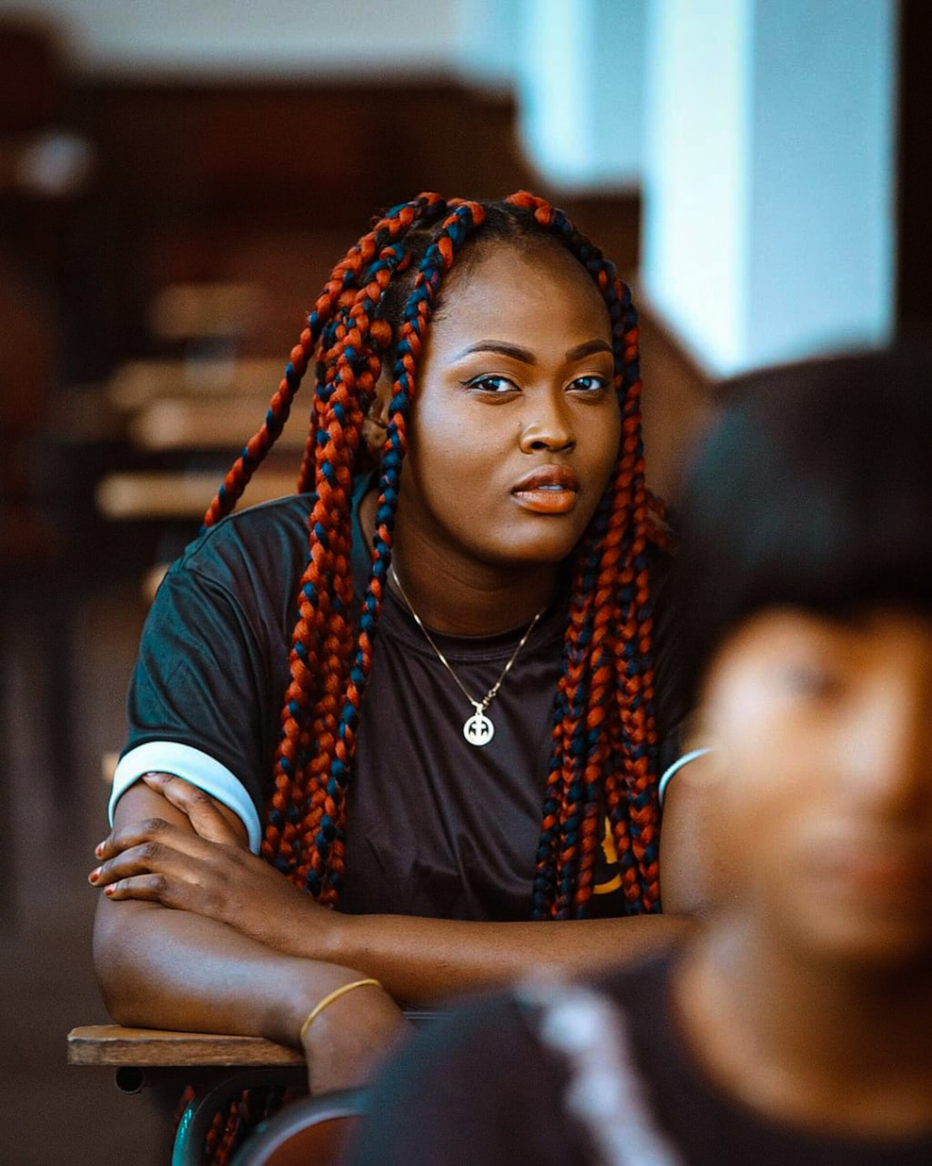 une-jeune-fille-noire-africaine-dans-une-salle-de-classe