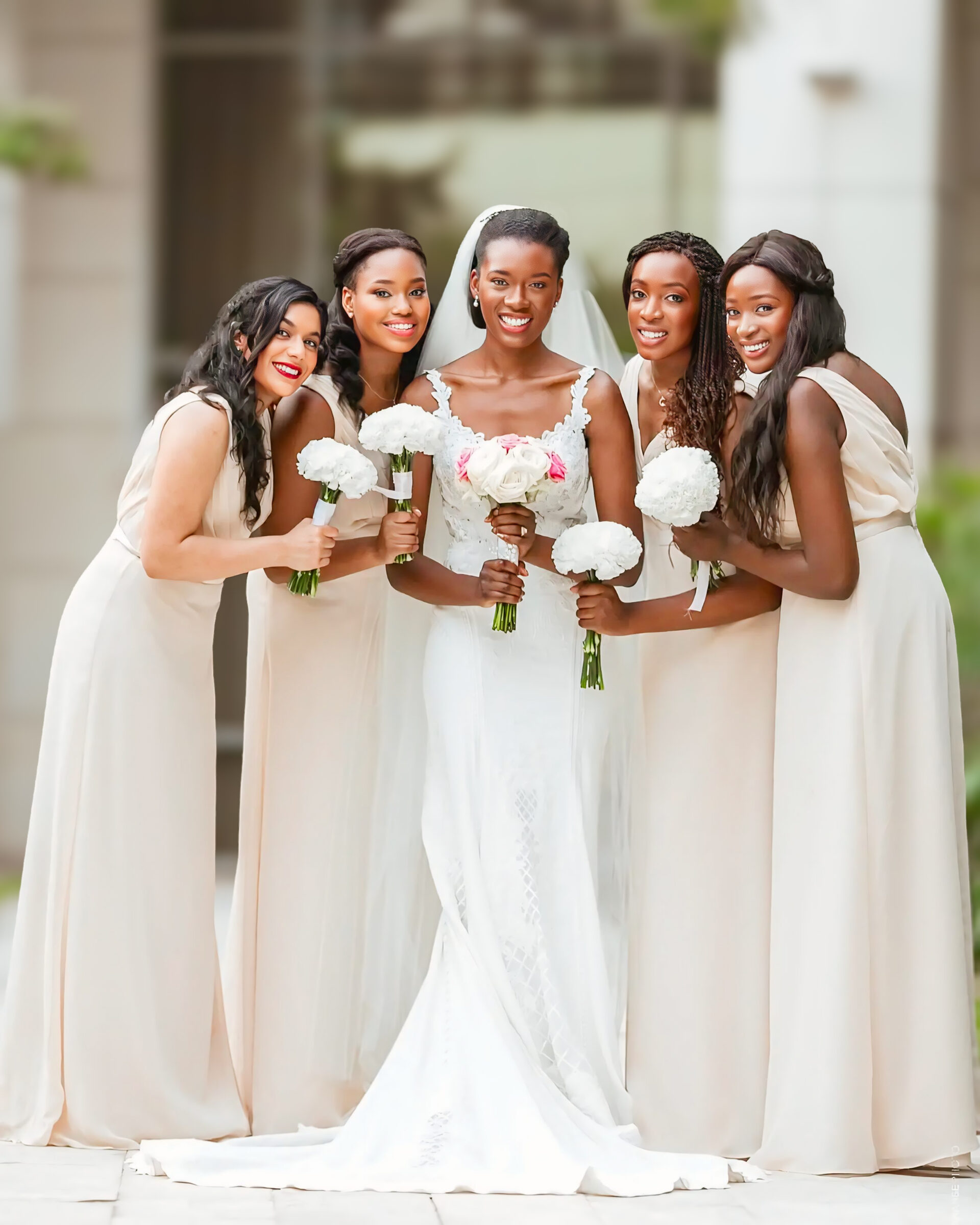 une-mariee-en-robe-blanche-noire-africaine-avec-ses-demoiselles-dhonneur