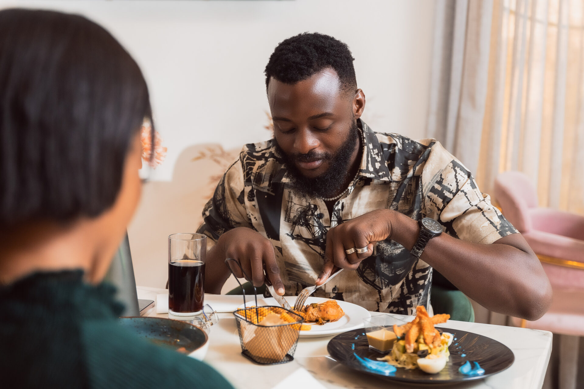 un-moment-damour-et-de-complicite-autour-dun-bon-repas