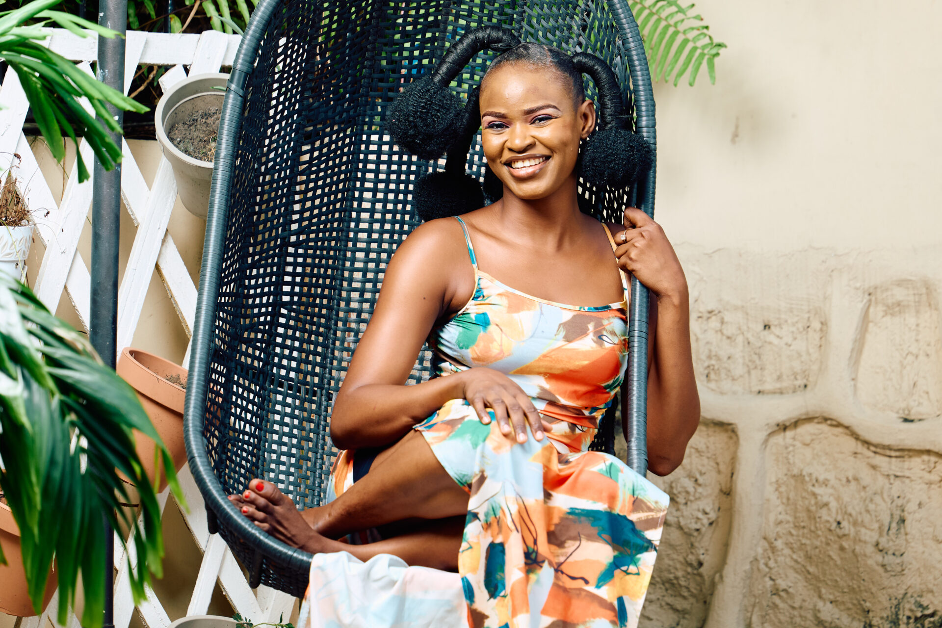 portatif-dune-femme-noire-africaine-assise-a-sa-terrasse