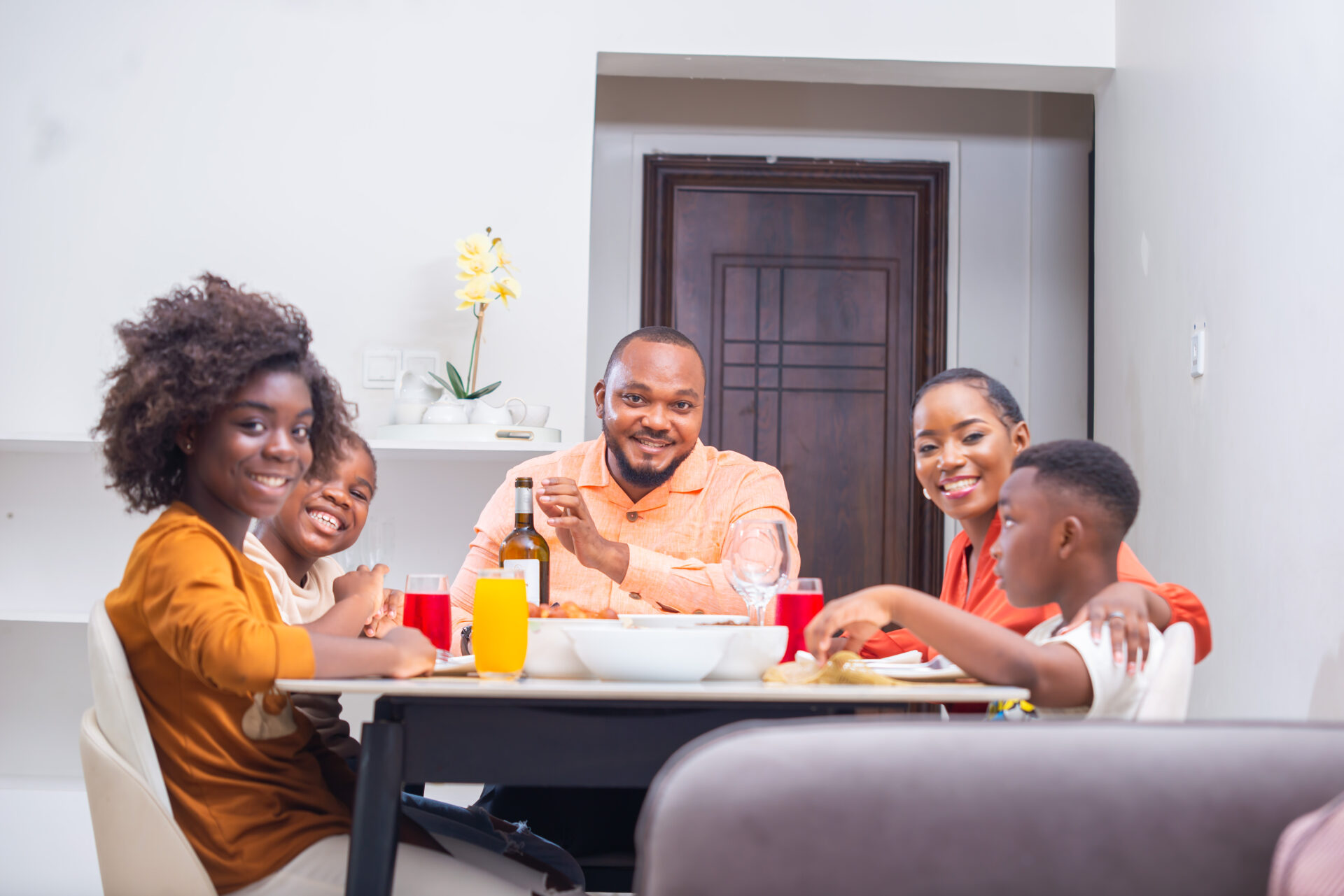 une-famille-noire-africaine-a-table