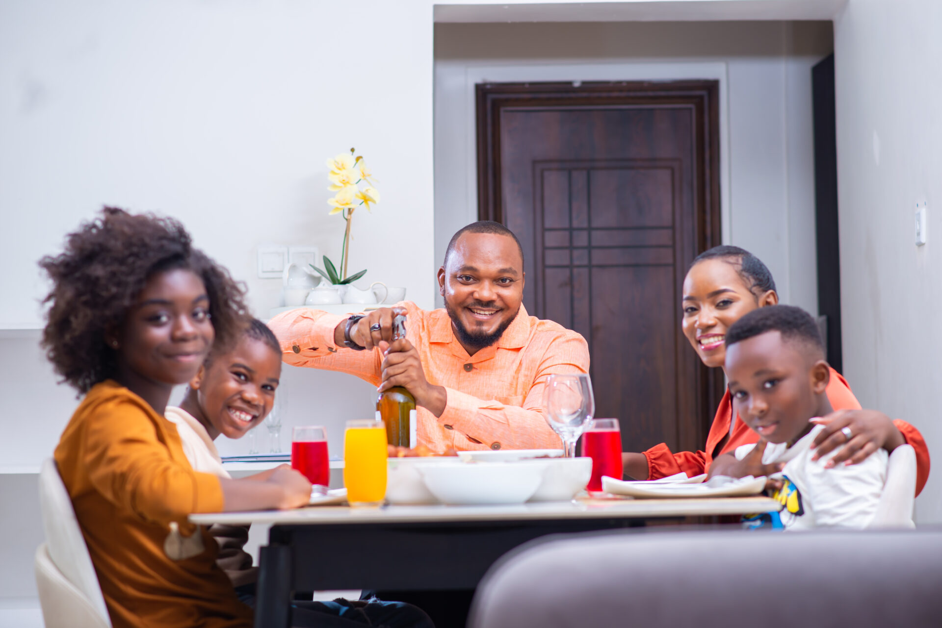 une-famille-noire-africaine-a-table