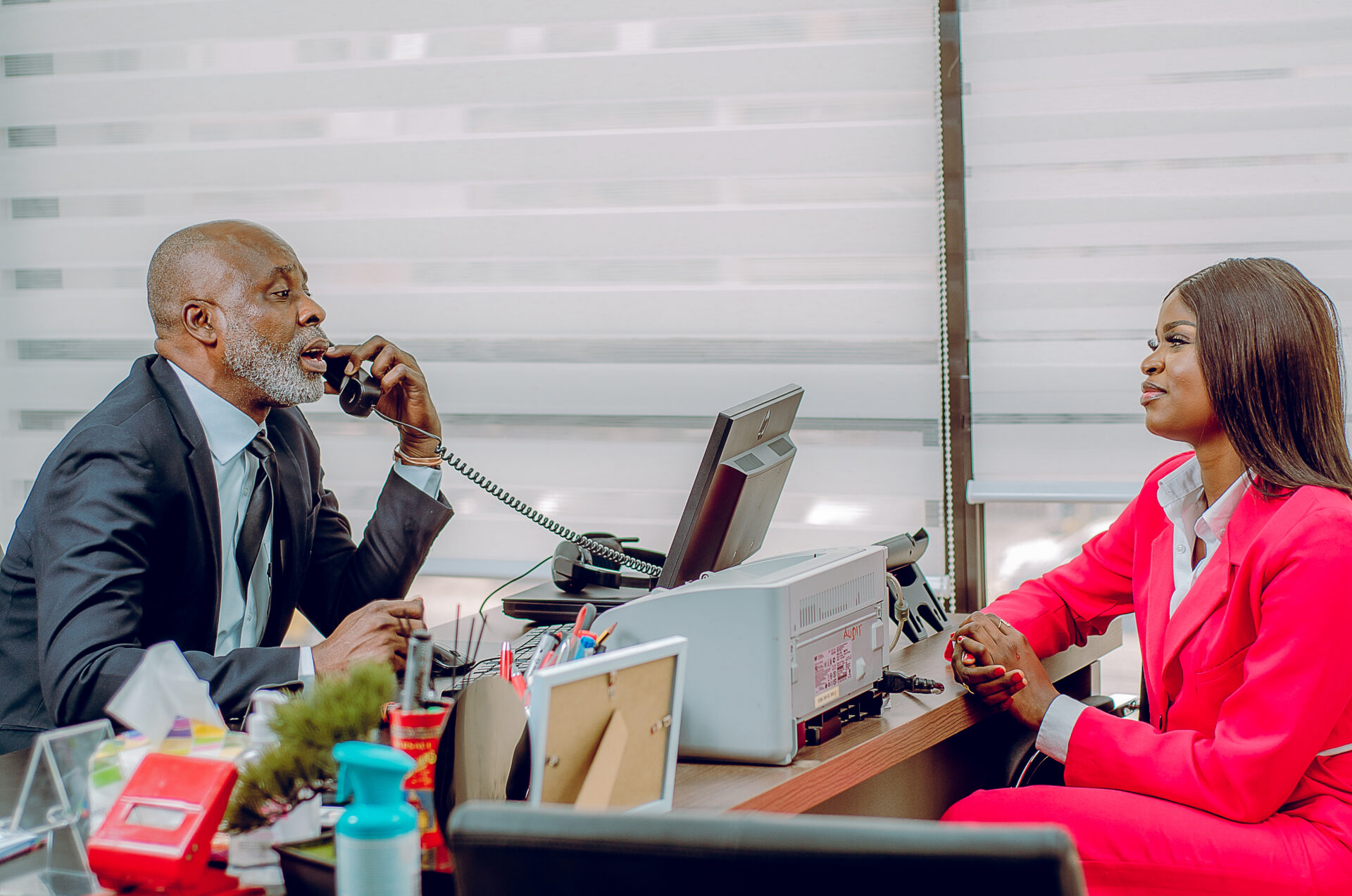 un-homme-et-une-femme-dans-un-bureau-en-reunion-de-travail