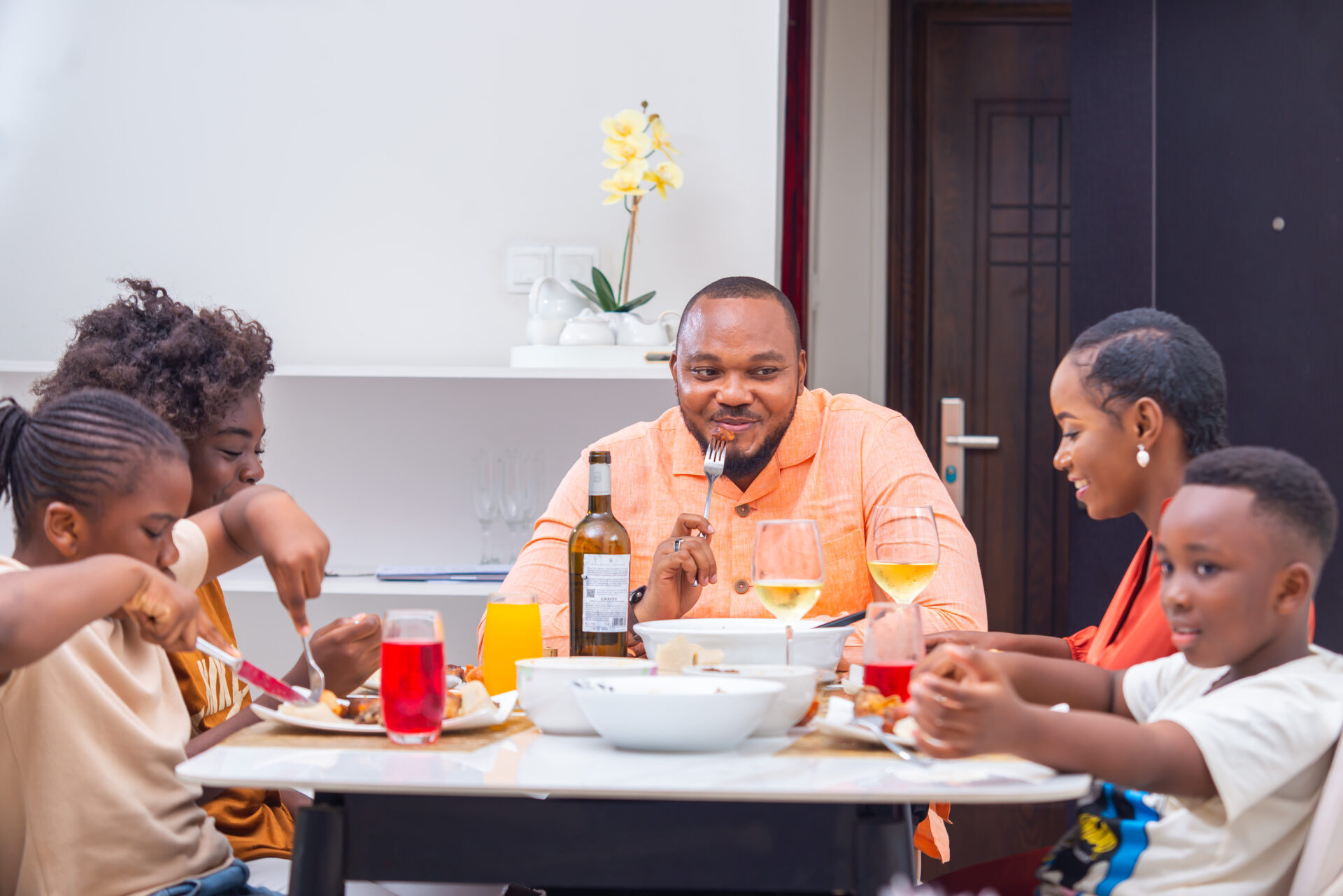 une-famille-noire-africaine-a-table