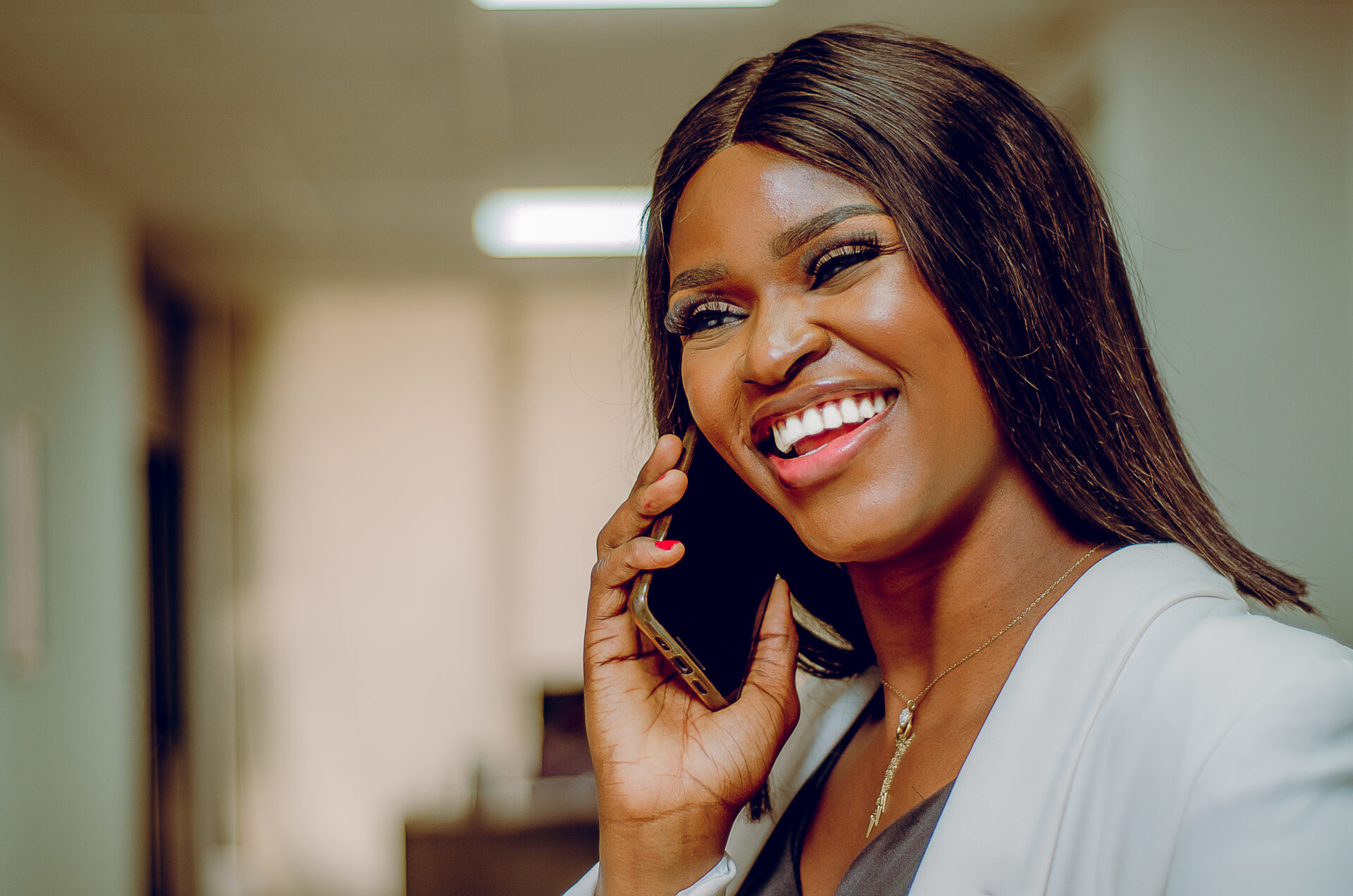 une-jeune-femme-noire-africaine-au-telephone-en-souriant