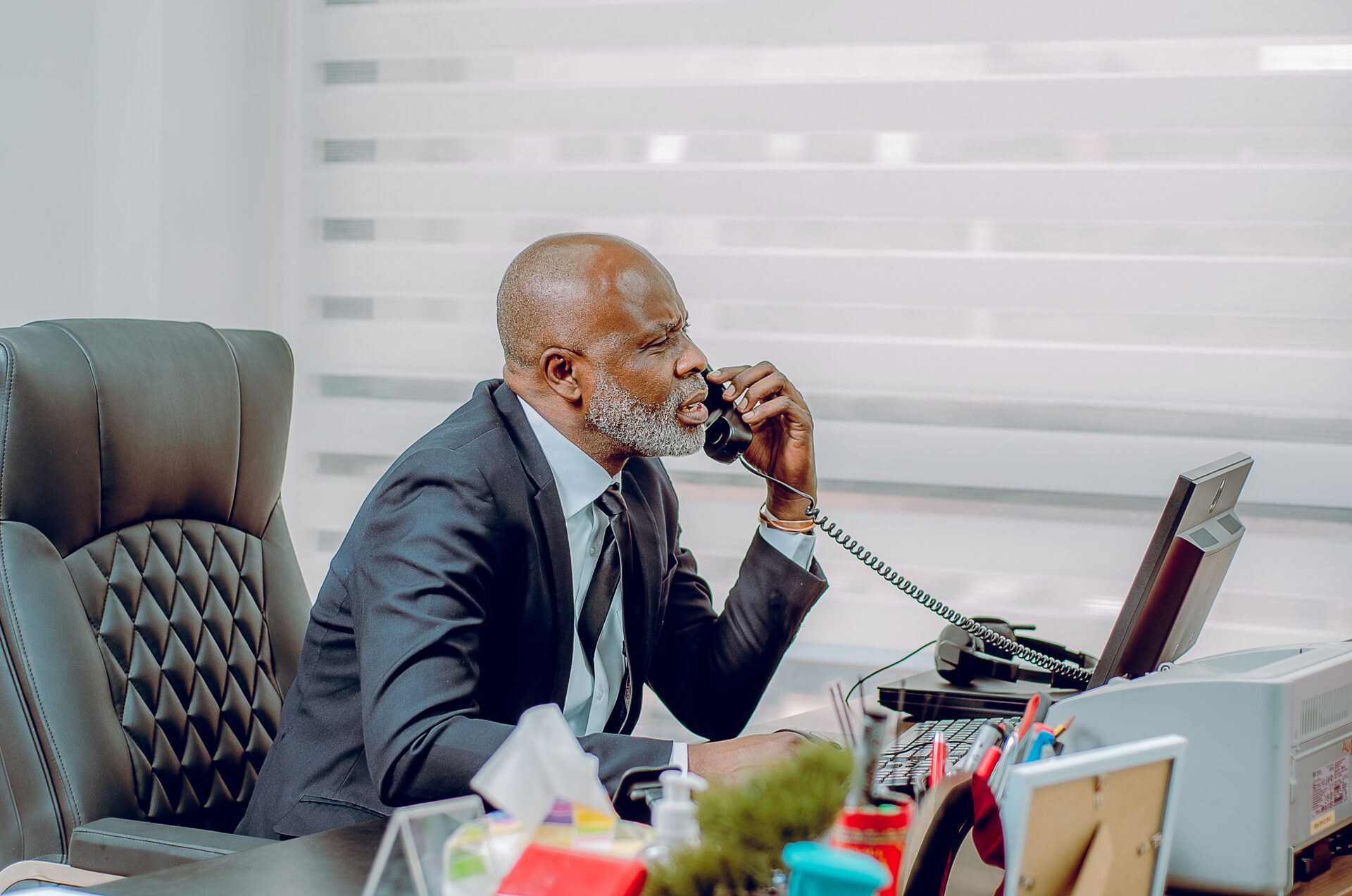 un-homme-au-telephonr-dans-son-bureau