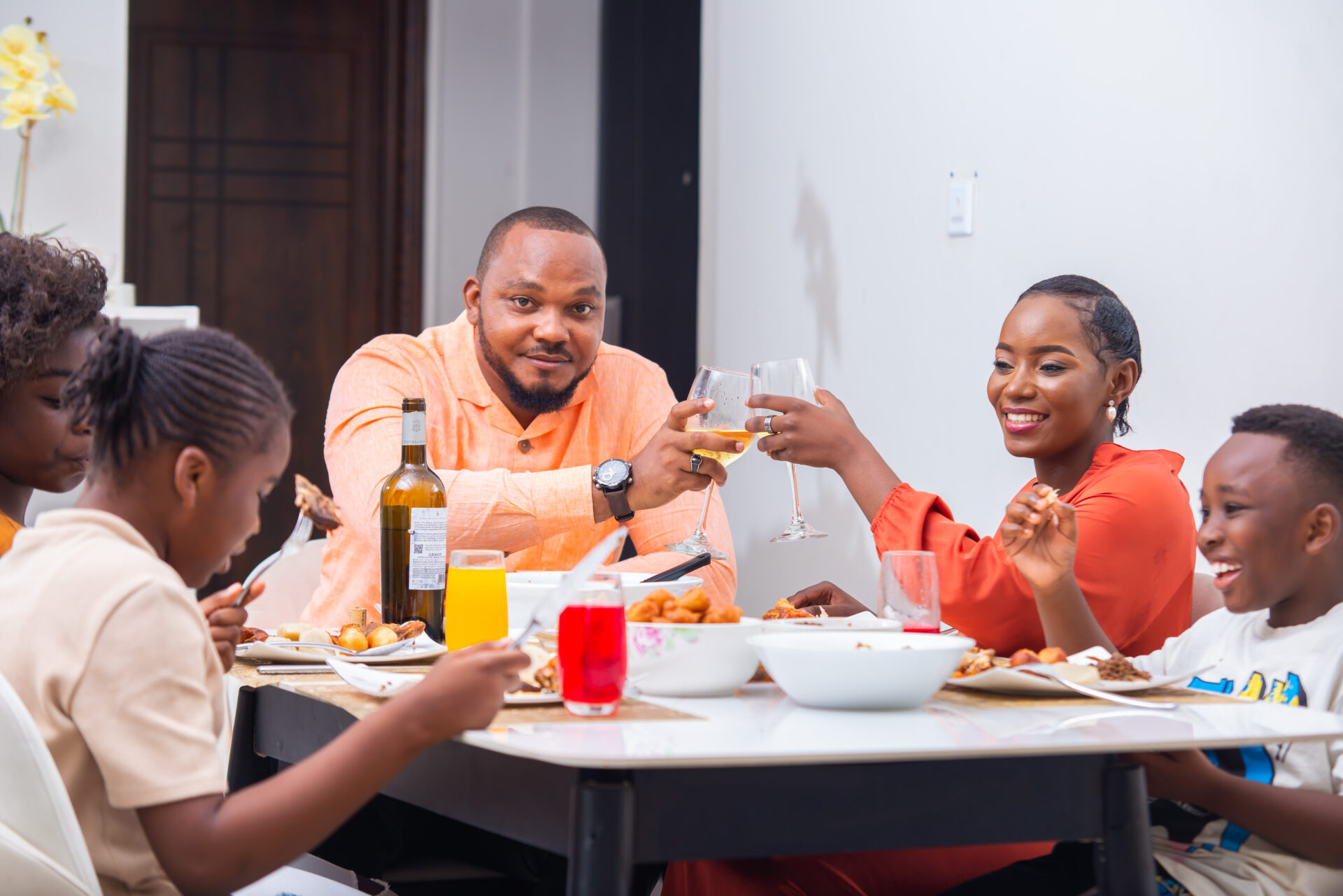 une-famille-noire-africaine-a-table