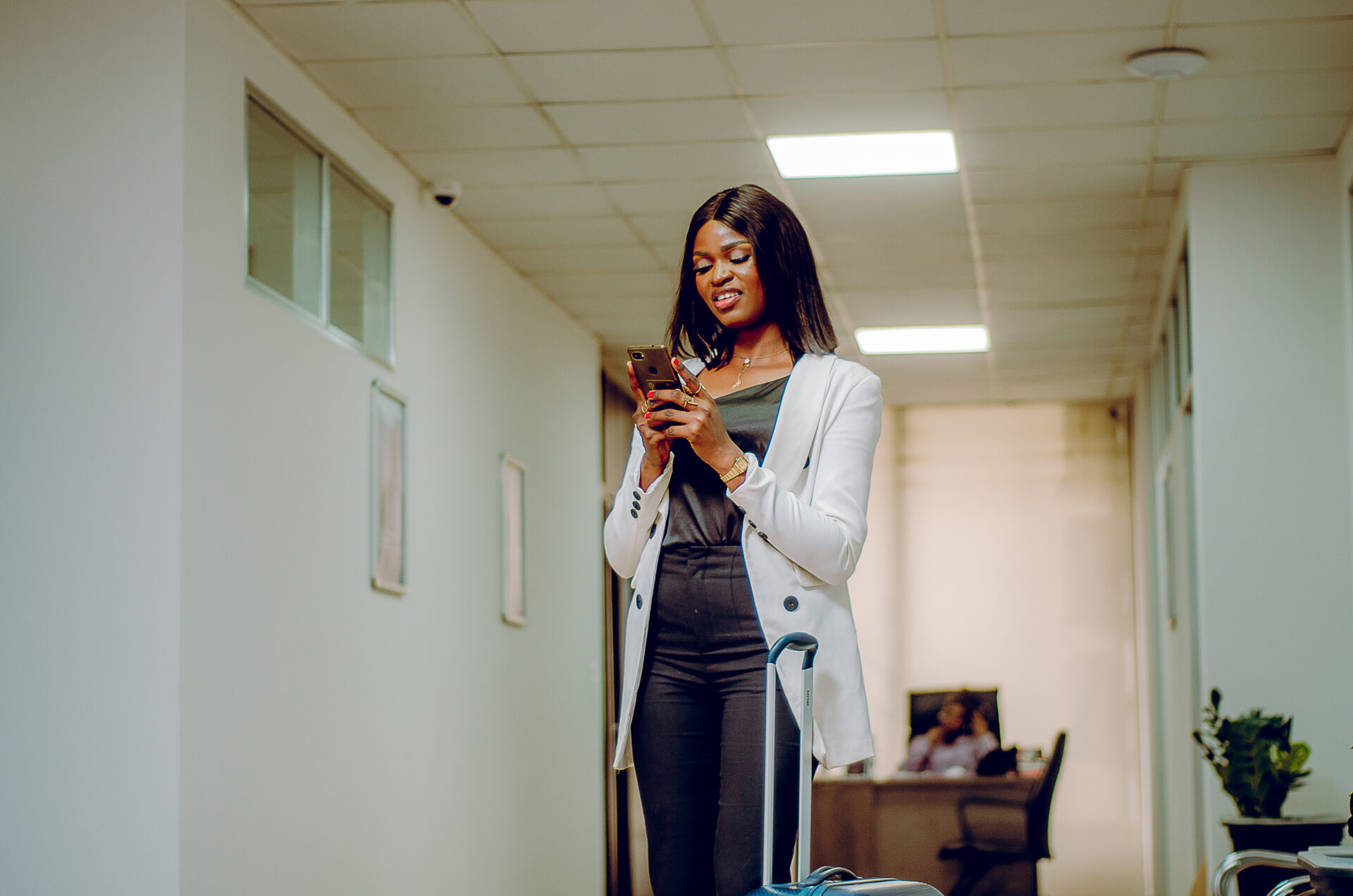 une-jeune-femme-noire-moderne-en-train-de-repondre-au-telephone-par-message