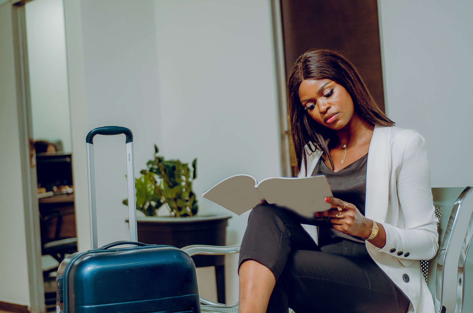 une-jeune-femme-noire-moderne-africaine-dans-une-salle-dattente-en-train-de-lire-un-magasine