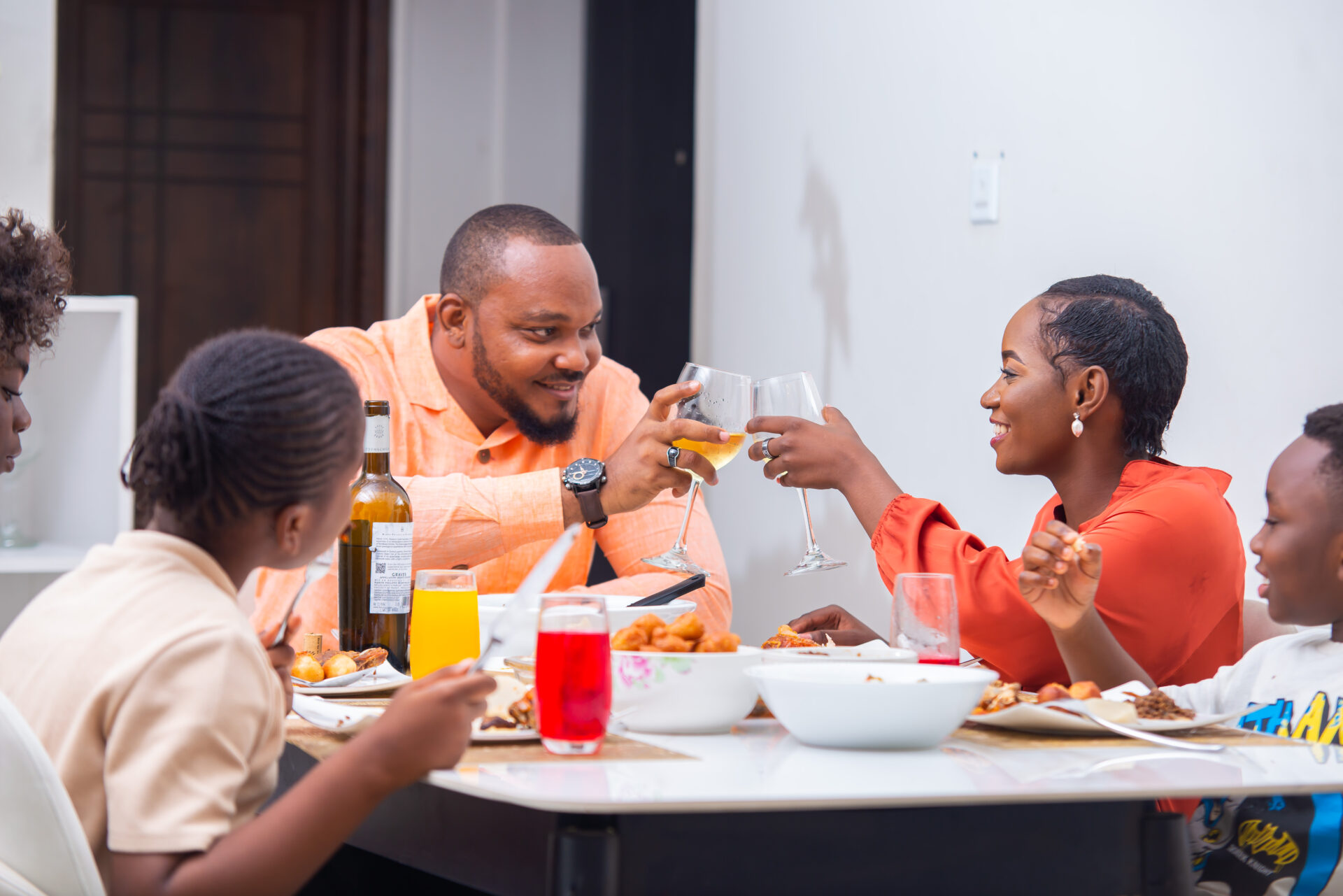 une-famille-noire-africaine-a-table