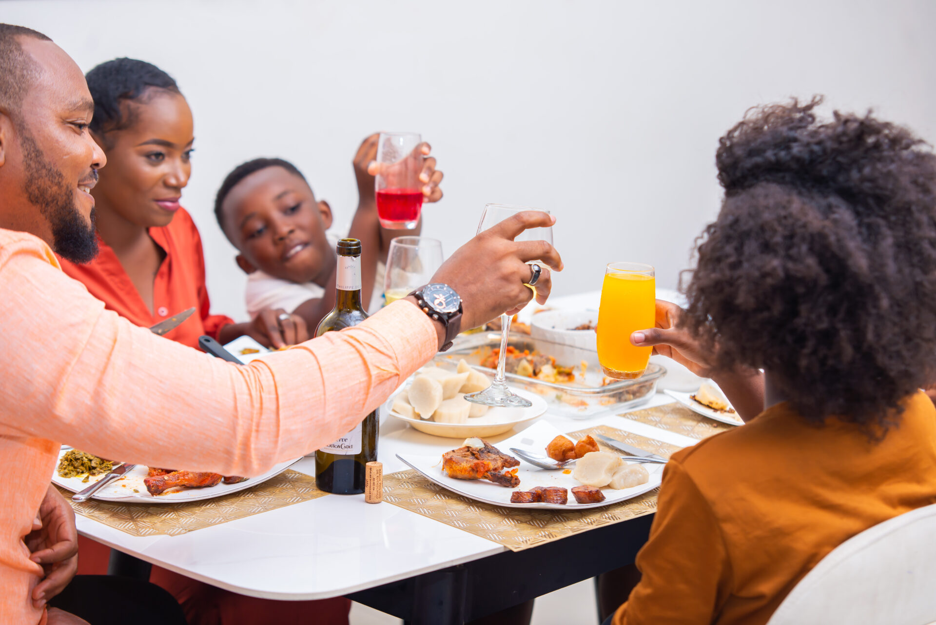une-famille-noire-africaine-a-table