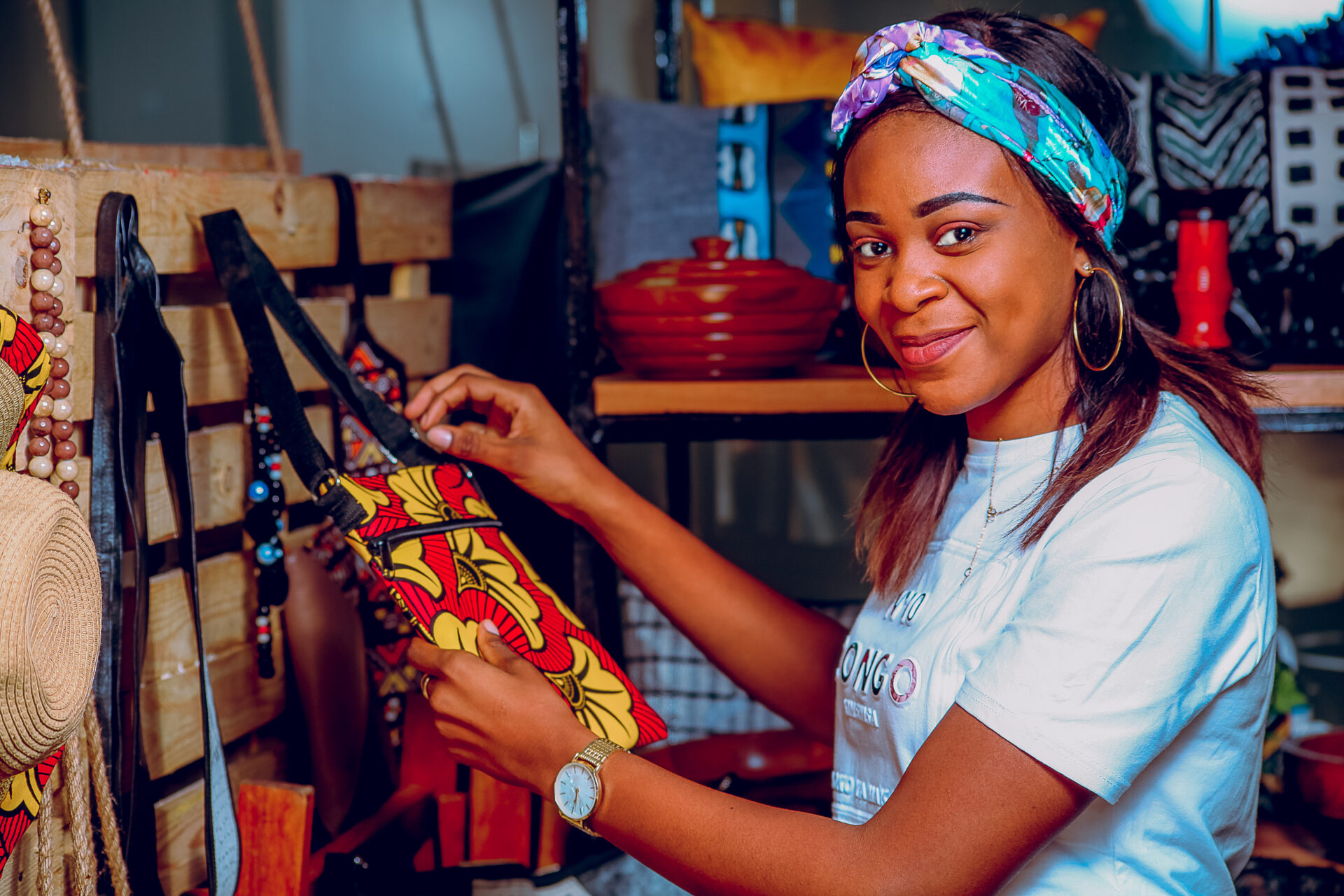 shopping-dans-un-magasin-artisanal-en-afrique