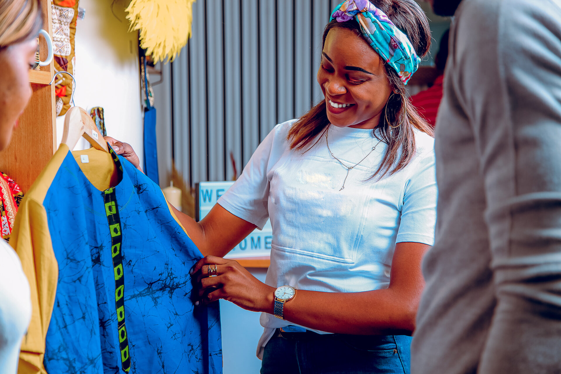 une-femme-noire-africaine-qui-choisit-des-vetements-dans-un-magasin-artisanal