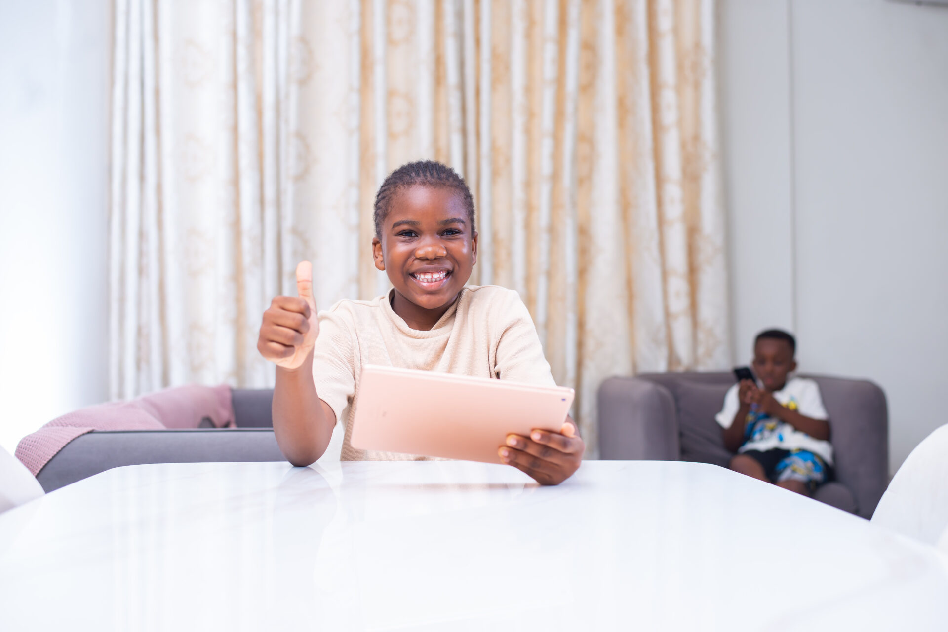 une-petite-fille-souriante-avec-une-tablette