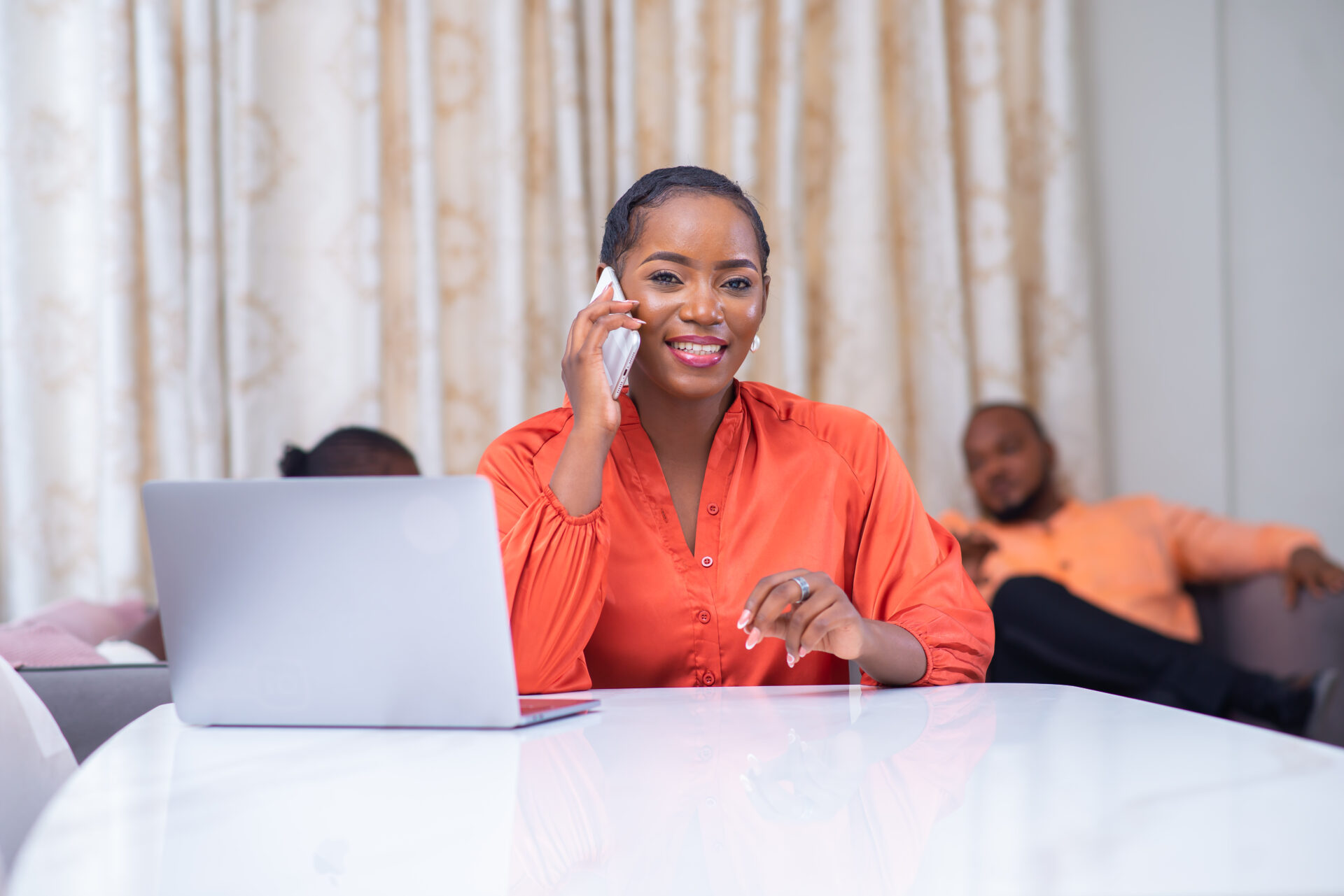 une-jeune-femme-au-telephone